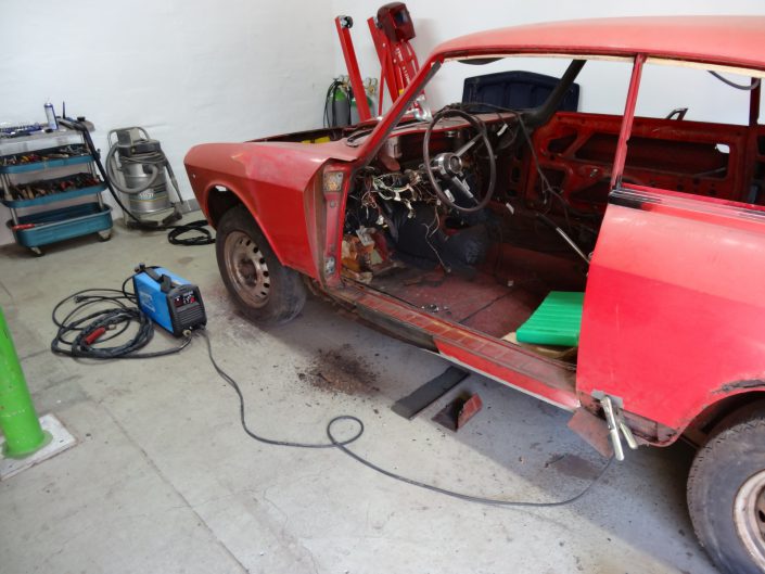 Alfa Romeo GT 1300 Junior – Heraustrennen des maroden Schwellers – 001