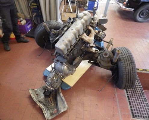 MB W111 - Demontage Motor + Achsen - 001