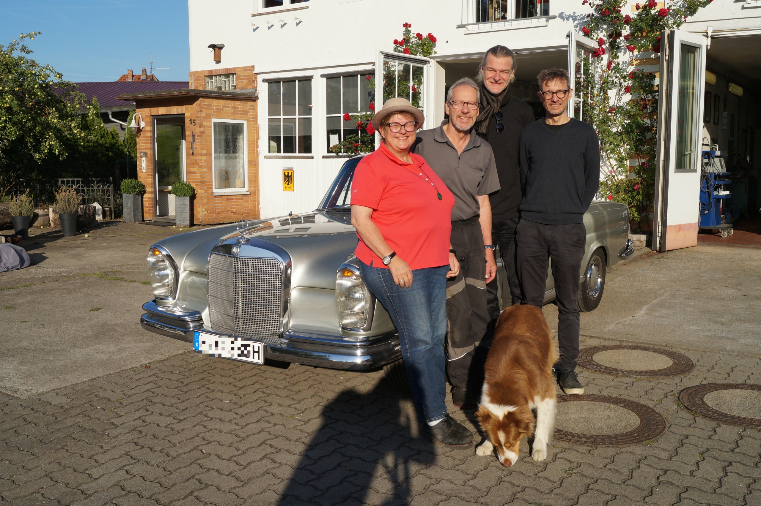 Der Mercedes W111 wird abgeholt, das Cupé geht auf die Reise