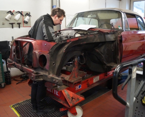 MB W111 Cabrio - Aufbau auf Rahmenrichtbank - 001