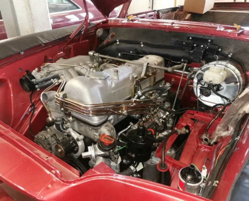 MB W111 - Endmontage Motorraum Einspritzleitungen - 001