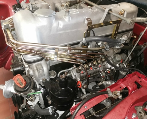 MB W111 - Endmontage Motorraum Einspritzleitungen - 002