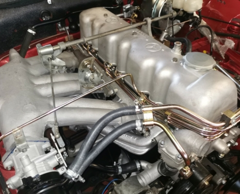 MB W111 - Endmontage Motorraum Einspritzleitungen - 003
