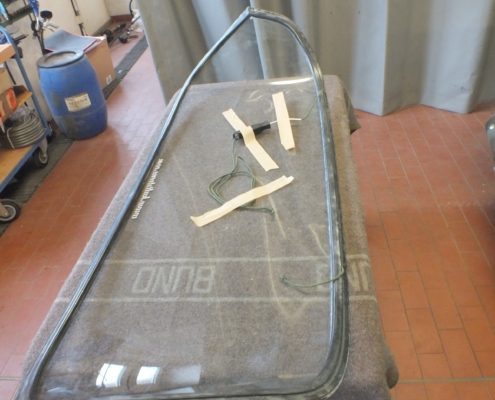 MB C111 - Einsetzen Heckscheibe - 006